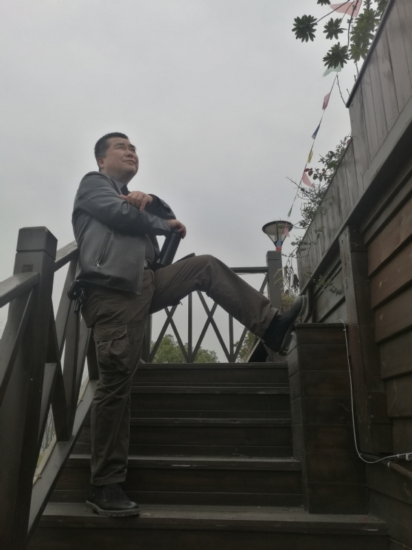孤单背影的第一张照片--武汉相亲服务中心