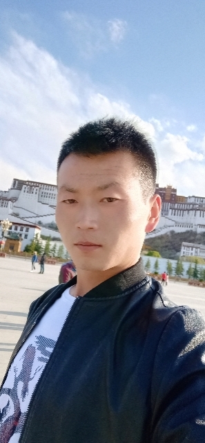 阳光下的小草的第一张照片--武汉相亲服务中心