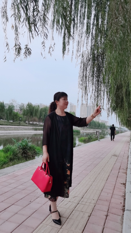 周本玲的第一张照片--武汉相亲服务中心