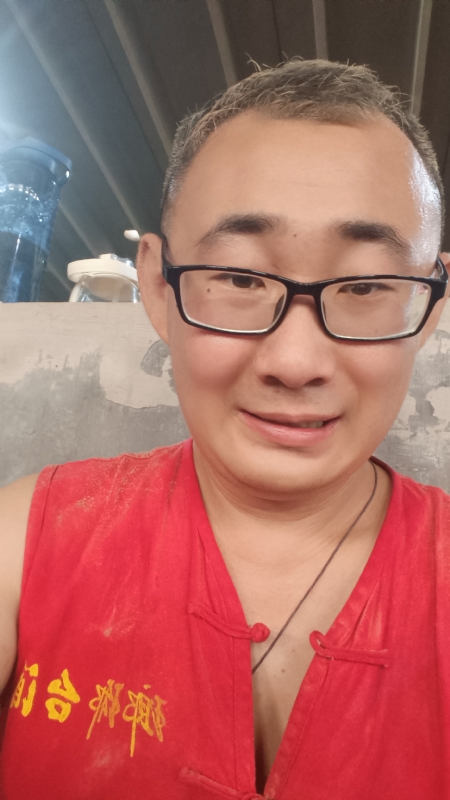 黑黑一笑的第二张照片--武汉相亲服务中心