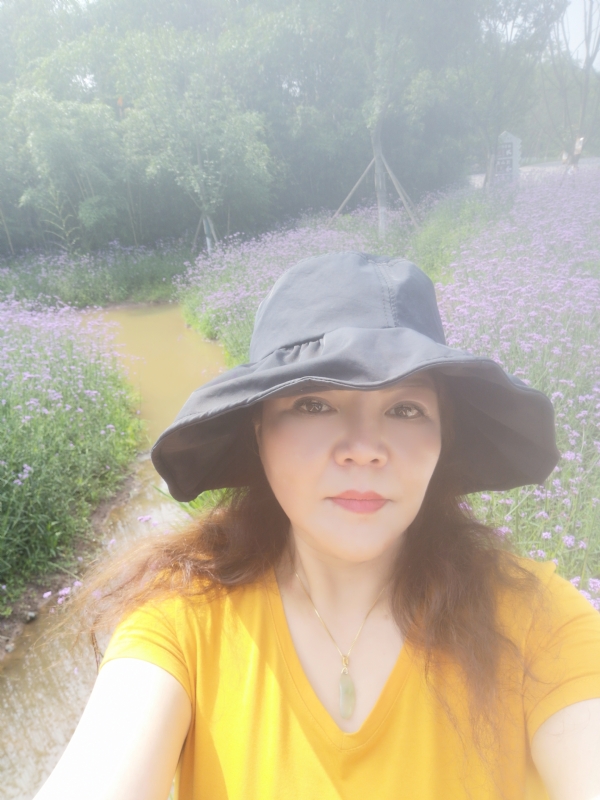 宛霞的第三张照片--武汉相亲服务中心