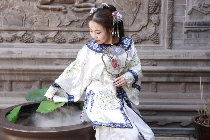 认真的雪的第一张照片--武汉相亲服务中心